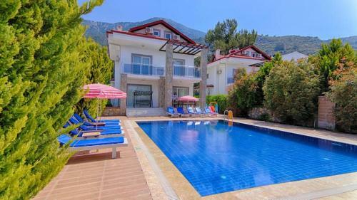 �l�deniz Ovac?k Ta M�stakil Havuzlu Villa