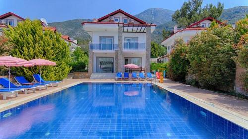 �l�deniz Ovac?k Ta M�stakil Havuzlu Villa
