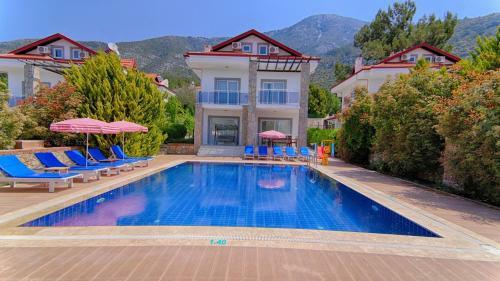�l�deniz Ovac?k Ta M�stakil Havuzlu Villa