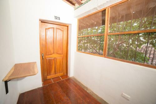 Hostal Casa Serrano - Callej�n de Don Blas Hab. Yaya