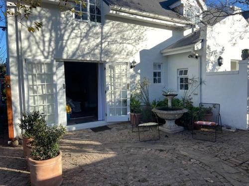 Apartamento Priv. Courtyard And Entrance With Spacious Bedroom
