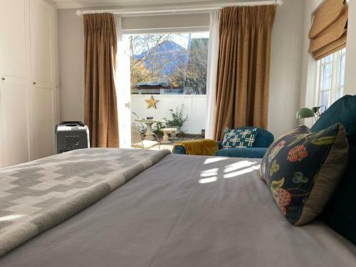 Apartamento Priv. Courtyard And Entrance With Spacious Bedroom