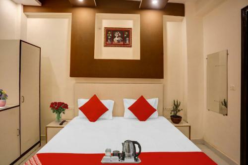 Oyo 90820 Hotel Luxury Inn
