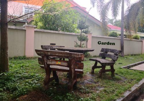 H2h - Cy Botani Vacation House (15pax)