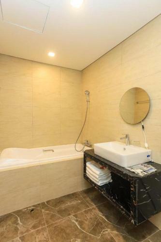 Apartamento C?n H? Studio Flc Sea Tower View Bi?n - Hung Tour