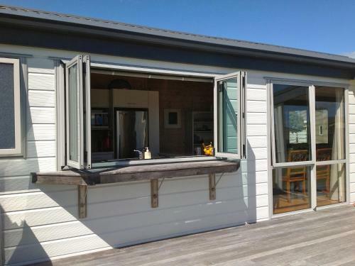 Kowhai Retreat - Matarangi Holiday Home