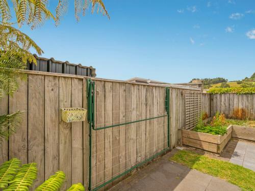 The Sunny Bach - Cooks Beach Holiday Home