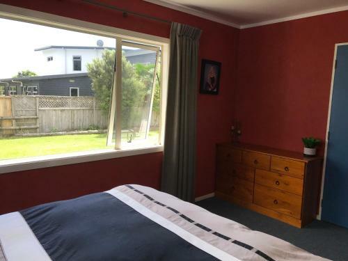 Nest By The Beach - Cooks Beach Holiday Home