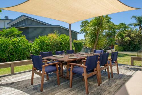 Nest By The Beach - Cooks Beach Holiday Home