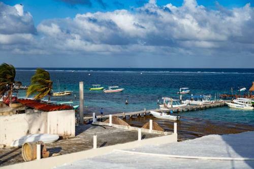 Saasil Second Floor Apartment Overlooking The Caribbean Sea