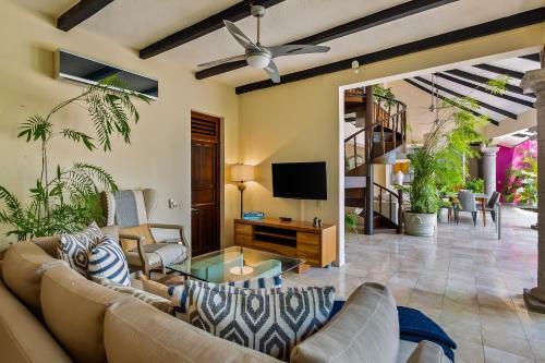 Villa Gorgeous, Lovely Home At Casa Ciclamor
