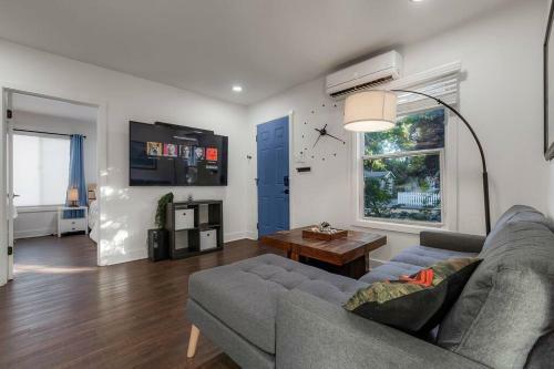 Cheerful 3-bedroom Home With Free Parking