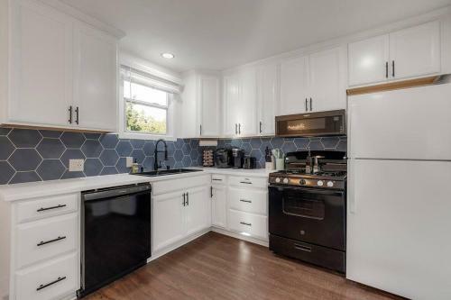 Cheerful 3-bedroom Home With Free Parking