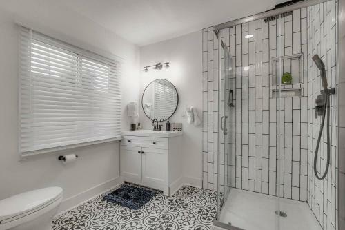 Cheerful 3-bedroom Home With Free Parking