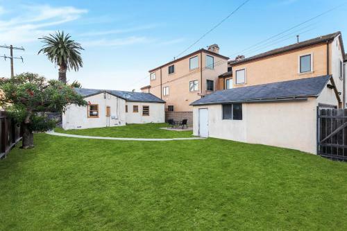 Classic Hb Home On Huge Corner Lot