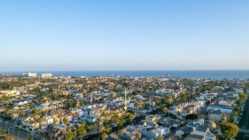 Classic Hb Home On Huge Corner Lot