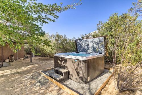 Joshua Tree Escape With Private Yard And Hot Tub!