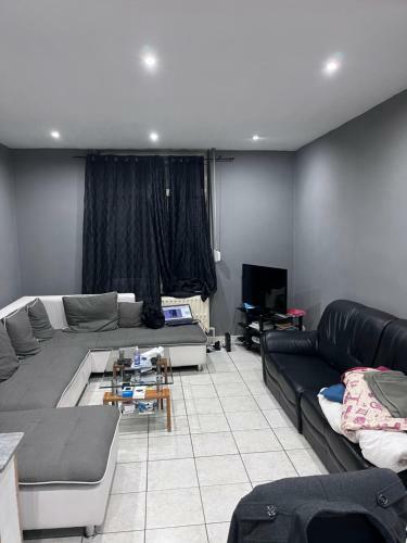 Grande Maison Avec Plusieurs Chambres � Louer