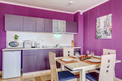 Colorful 2bd Apartment With Indoor Fireplace And Mountain View
