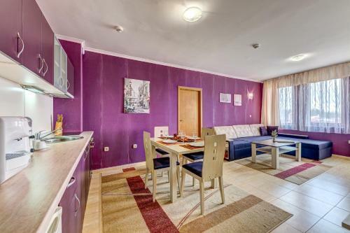 Colorful 2bd Apartment With Indoor Fireplace And Mountain View