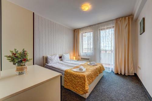 Colorful 2bd Apartment With Indoor Fireplace And Mountain View
