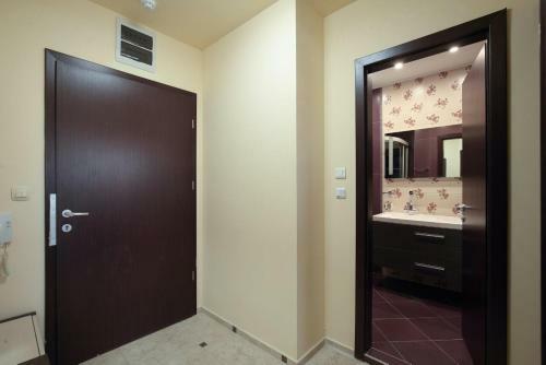 Lovely 1bd Apartment With Pool View In Golden Sands