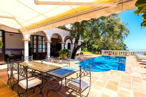 Villa 7 Bedrooms Tropical Castle. Full Privacy. Panoramic Views. Heated Pool