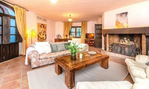 Villa 7 Bedrooms Tropical Castle. Full Privacy. Panoramic Views. Heated Pool