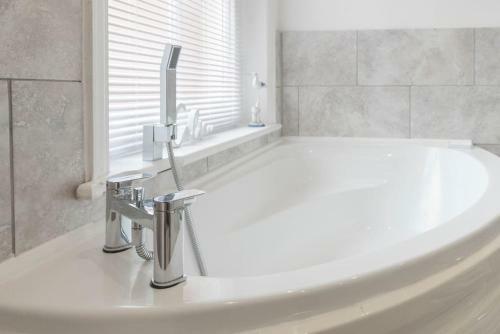 Superb House - 2 Lorn Street