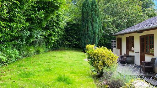 Looking Glass Cottage And Baskerville Retreat Cottage