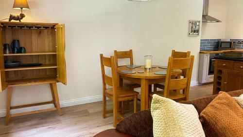 Looking Glass Cottage And Baskerville Retreat Cottage