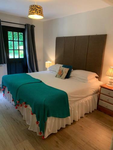 Looking Glass Cottage And Baskerville Retreat Cottage