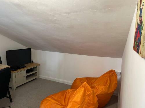 Inviting 3-bed Town House In Boston Just Renovated