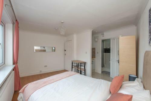 Motel Studio Apartment By Rajmoni Retrearts