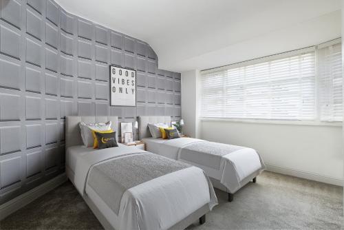 Canal Views Stunning House With Parking Sleeps 9
