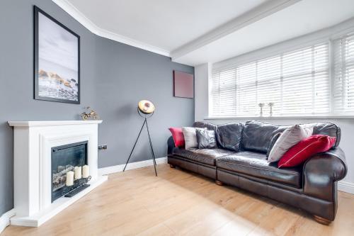 Canal Views Stunning House With Parking Sleeps 9