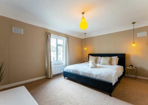 Amprenta House- Gorgeous Interior Designed 3 Bedroom Home