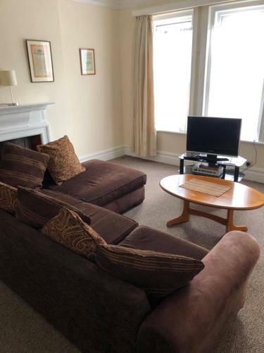 Great Location - Spacious 2 Bed Apartment With Off Road Parking.