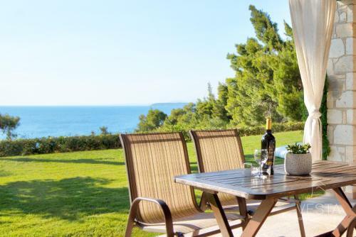 Blue Horizon Villa, Amazing Sea & Forest Views
