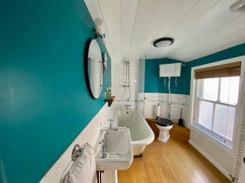 Central Seaside Cottage