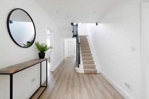 *new* Modern Stylish 4 Bedroom Home With Parking**