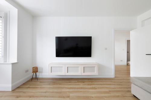 *new* Modern Stylish 4 Bedroom Home With Parking**