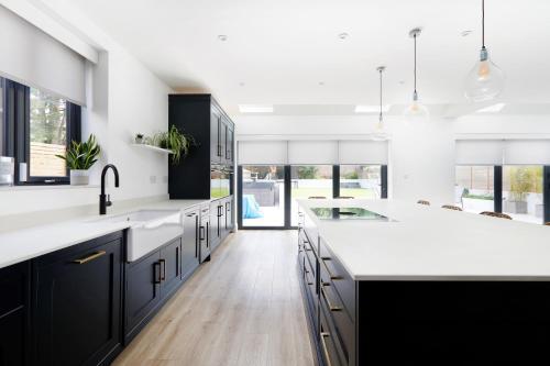 *new* Modern Stylish 4 Bedroom Home With Parking**