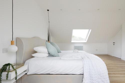 *new* Modern Stylish 4 Bedroom Home With Parking**