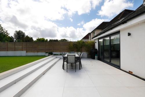 *new* Modern Stylish 4 Bedroom Home With Parking**