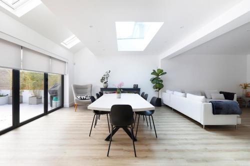 *new* Modern Stylish 4 Bedroom Home With Parking**