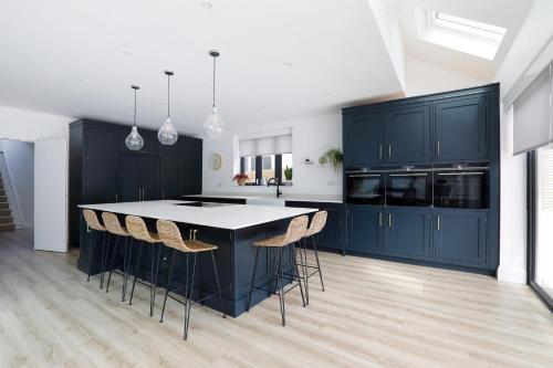 *new* Modern Stylish 4 Bedroom Home With Parking**