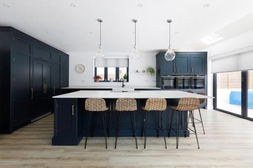 *new* Modern Stylish 4 Bedroom Home With Parking**