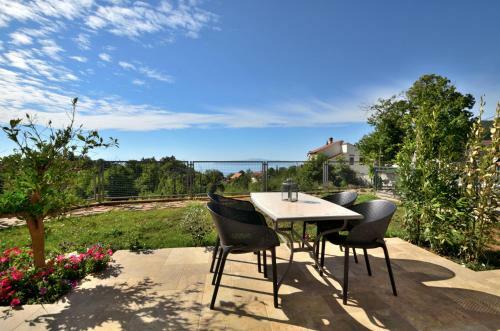 New Apartment With Terrace And Sea View 1
