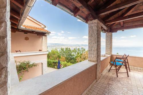 Hidden Forest Villa With Sweeping Views